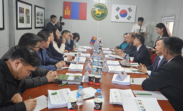 몽골 아마르바야스갈랑 국회의장과 국회의원, 몽골국립농생대 바상수흐총장, 최진원 몽골주재 한국대사, 국제원예연구원 이용범원장 외 초청내빈들이 간담회를 진행하고 있다.