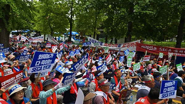 지난 6일 서울 국회의사당 앞에서 열린 ‘SECA 국회 비준 반대 및 화훼산업발전 결의대회’에서 전국에서 모인 500여 명의 화훼 농민들이 참석해, SECA 체결로 인한 산업 피해를 우려하며 정부에 실질적인 대책을 촉구했다.