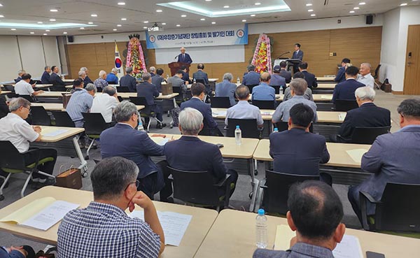 지난 9일 서울시 양재동 aT 센터에서 이병일 발기인공동대표, 이장무 대한민국학술원 회장 등 사회 각계각층 100여 명의 인사가 참석한 가운데 성황리에 우장춘기념재단 설립을 위한 발기인 대회 및 창립총회가 개최됐다.