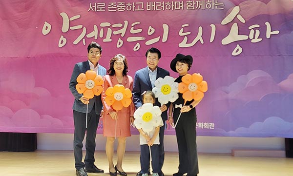 산림조합중앙회 관계자가 표창장을 받고 기념촬영을 하고 있다.