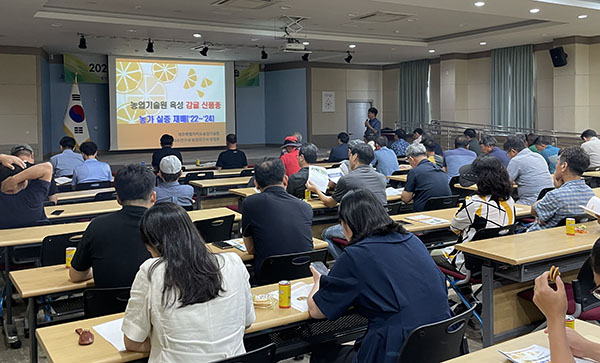 제주특별자치도 농업기술원은 지난 12일 오후 본원 대강당에서 ‘신품종 만감류 실증재배 워크숍’을 개최했다.