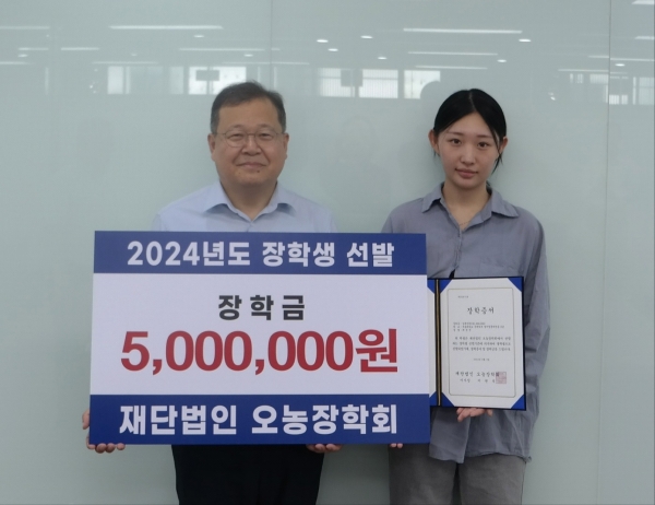 오농장학회 장학금 전달식에서 이원석 이사장(왼쪽)이 대표 학생에게 장학금과 장학증서를 전달하고 있다.