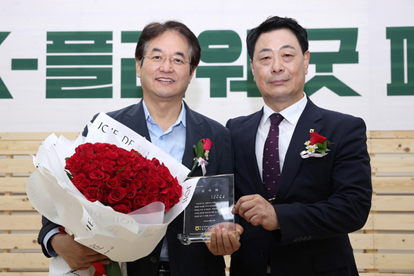 유석룡 한국화훼농협 조합장(사진 오른쪽)이 ‘K-플라워 굿페스타’ 축제 현장에서 이동환 고양시장에게 감사패를 수여하는 모습.