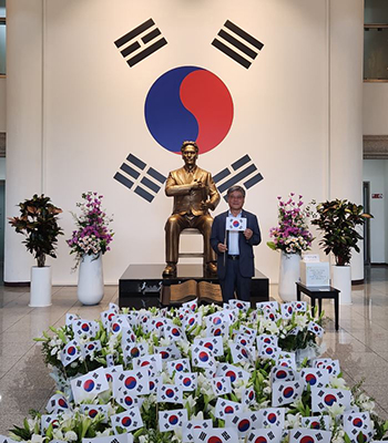 제9회 독립운동국제영화제 특별 전시에서 백합생산자중앙연합회 이기성 회장이 기념 촬영을 하고 있다.