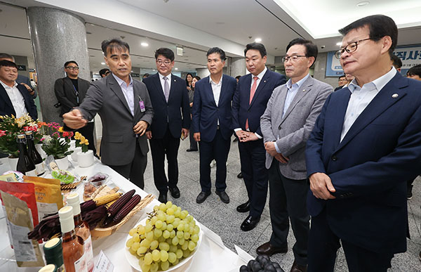 농촌진흥청은 국회의원회관에서 지역특화작목 발전 방안을 논의하고, 성과물을 의원들에게 소개했다.