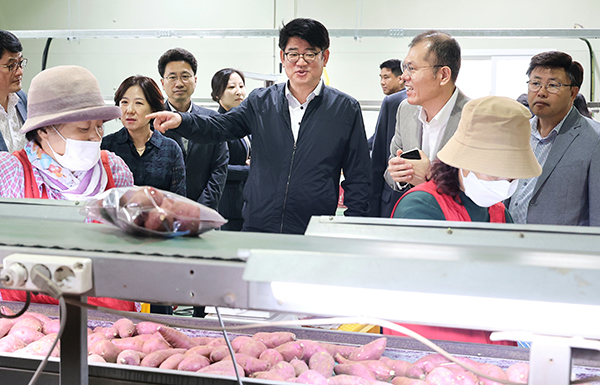 권재한 농진청장이 고구마 신품종 신기술시범사업과 신품종이용촉진사업을 추진하고 있다.