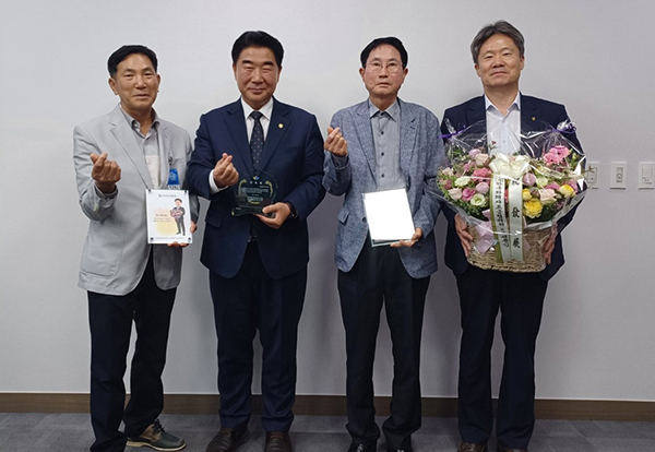 한국화훼자조금협의회는 지난 2일 서울 국회의원회관에서 더불어민주당 이기헌(경기 고양시병) 의원을 ‘꽃을 사랑하는 국회의원’으로 위촉했다. 사진은 왼쪽부터 자조금협의회 서용일 회장. 이기헌 의원, 경기도장미연구회 정수영 회장, 한국화훼농협 장기남 상임이사 모습.
