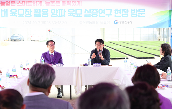 전남 신안군 육묘장을 찾은 권재한 농진청장.