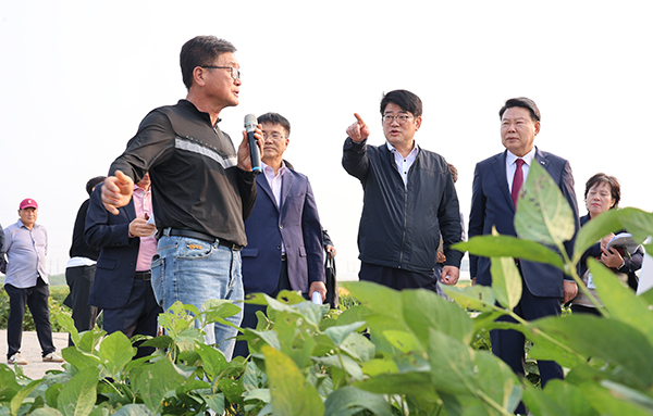 권재한 농진청장이(오른쪽 세번째) 콩 생산단지 생육상황을 점검했다.