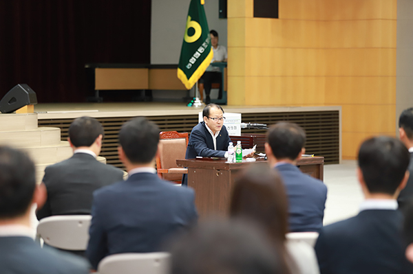 농협 여영현 상호금융대표이사는 지난 10일 중앙본부 상호금융 직원 300여명과 함께 ‘새로운 대한민국 금융리더, 농협상호금융의 변화와 혁신’을 주제로 대(大)토론의 시간을 가졌다.