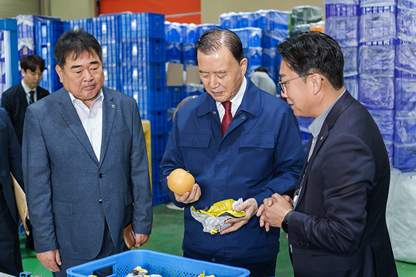 나주배원예농협을 방문한 홍문표 사장 현장 모습.