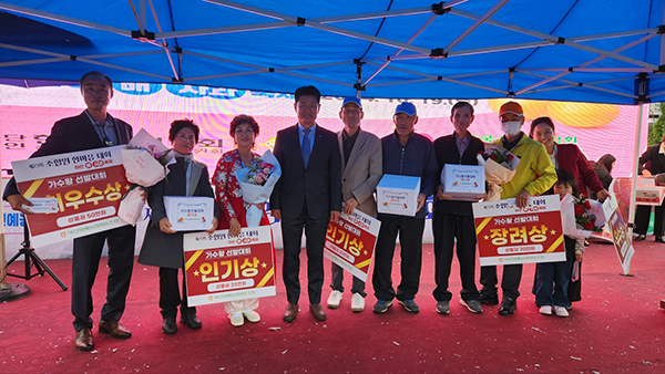 조합원 가수왕 선발대회에서 수상한 조합원들이 기념촬영을 하고 있다.