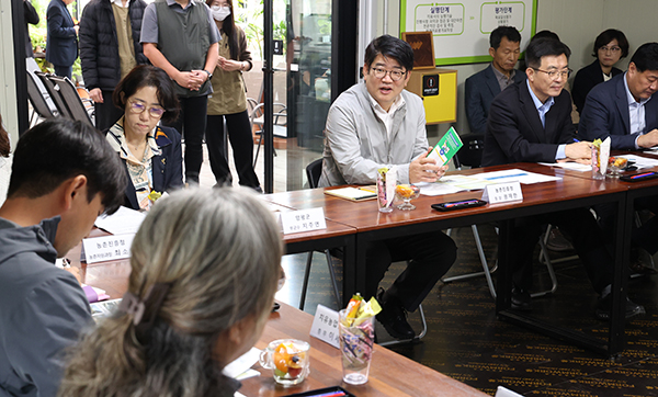 권재한 농촌진흥청장은 지난 21일 경기도 양평군에 있는 치유농장을 방문해 설명을 듣고 있다.