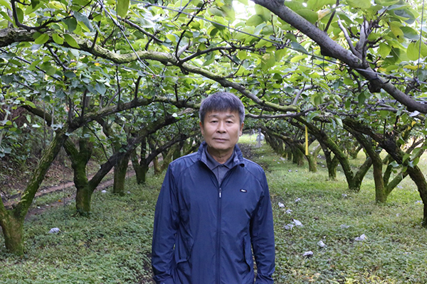 이영수 조합원이 농원을 살피고 있다.