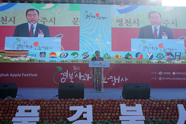 지난해 개최된 사과 홍보 행사에서 서병진 조합장이 개회사를 하고 있는 모습.