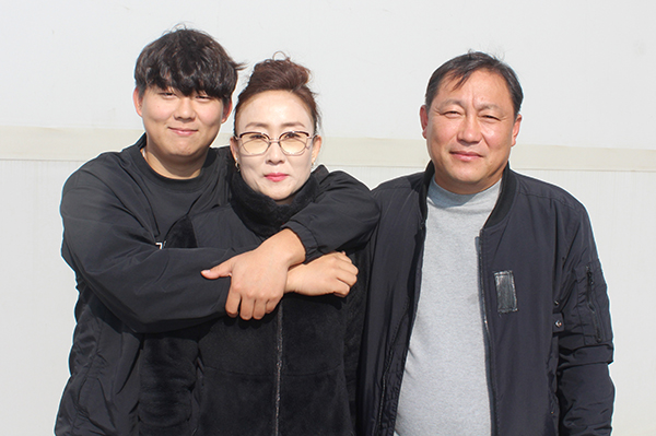 염철형 조합원(오른쪽)과 아들(좌측), 아내가 다정하게 포즈를 취하고 있다.