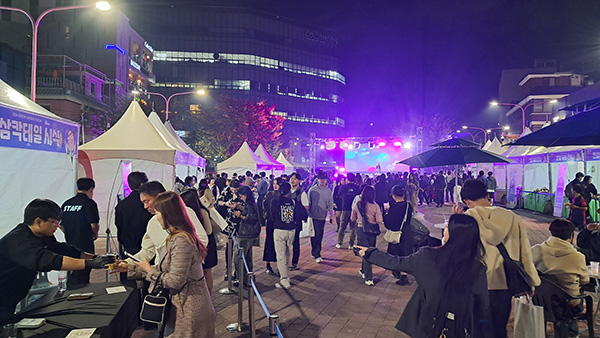 밤까지 인삼 축제를 즐기는 관람객들로 붐비고 있다.