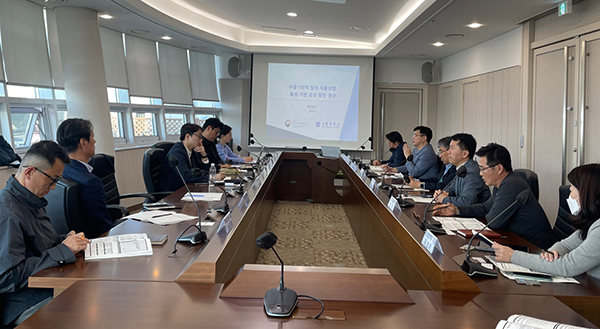 지난달 30일 개최된 농수산식품 수출 1천억 달러 달성을 위한 간담회 현장 모습.