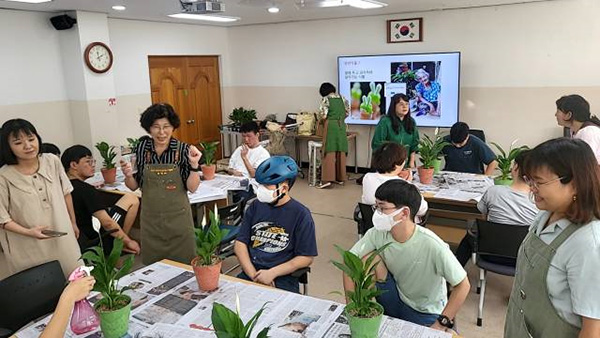 유칼립투스를 이용한 학생들의 향주머니(포푸리) 만들기(2024.9. 전주은하학교 장애인 대상)