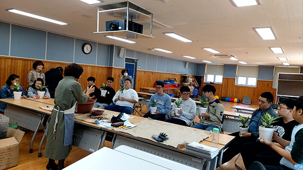 아글라오네마를 이용한 화분에 심기(2024. 10 강릉오성학교 장애인 대상)