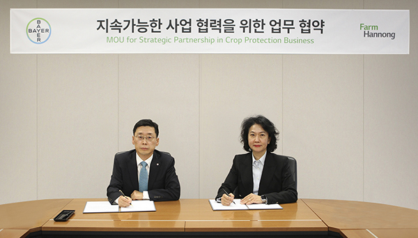 김무용 팜한농 대표(왼쪽)와 이지숙 바이엘크롭사이언스 대표가 ‘지속가능한 사업 협력을 위한 업무 협약’에 서명하고 있다.