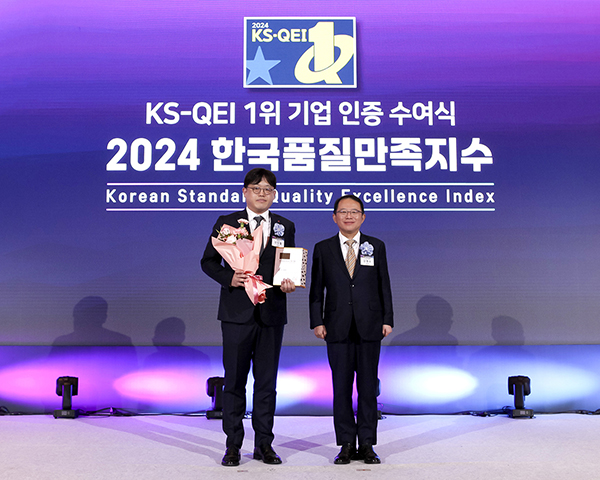 신인철 팜한농 CHO(왼쪽)와 강명수 한국표준협회장이 ‘2024 한국품질만족지수 인증 수여식’에서 기념촬영을 하고 있다.