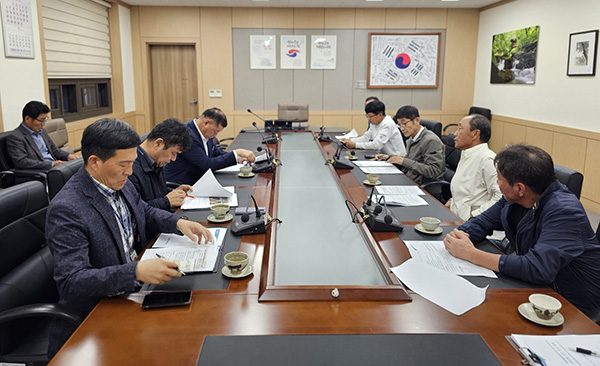 최근 박승문 조합장(우측 세 번째)과 배 생산 조합원들이 공주시를 방문해 열과 피해에 고충을 설명하고 있다.