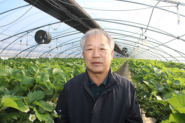 김기대 조합원이 농원을 살펴보고 있다.
