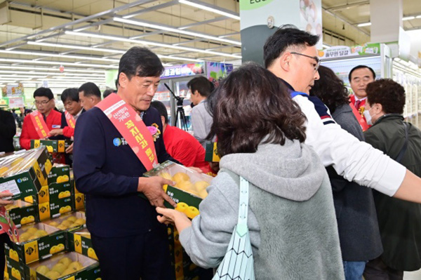 윤경희 청송군수가 시민들에게 청송사과를 전달하고 있는 모습.