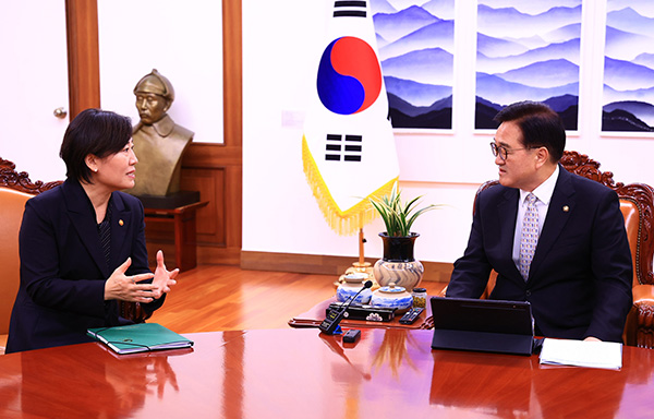 우원식 국회의장(우측)과 송미령 장관이 쌀값에 대해 논의하고 있다.