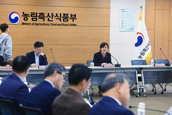 송미령 장관은 지난 15일 농촌진흥청 권재한 청장, 산림청 임상섭 청장 등 14개 농식품 관련 기관장들을 초청해 소통·협력하는 자리를 가졌다.