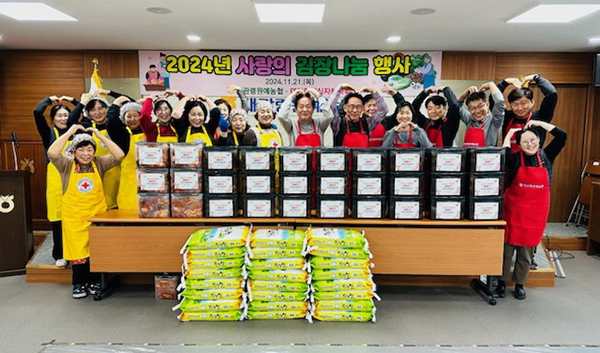 대관령원예농협은 대관령면 적십자 봉사회와 지역 어르신들을 위핸 김장나눔 행사를 진행했다.