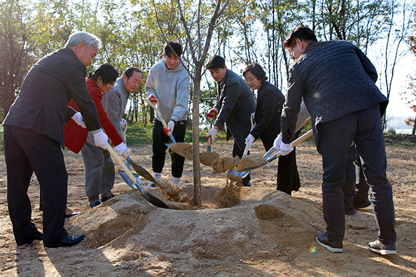 왼쪽부터) 한국양봉협회 협회장 박근호, 양봉생태과장 한상미, 한국한봉협회 협회장 윤관로, 청년농업인, 부안농업기술센터민경국 팀장, 부안농기센터 정혜란 소장