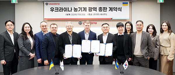 대동은 11월 20일 우크라이나에서 농기계를 수입 판매하는 총판 A사와 3년간 300억 규모의 트랙터를 공급하는 광역 총판 계약을 체결했다. 사진은 이달 18일~21일까지 대동그룹을 방문한 우크라이나 농산업 재건 방문단이 대동 서울사무소에서 총판 A사와 계약 체결 후 대동 임직원들과 기념 사진을 촬영하고 있다. 사진 속 인물은 대동 해외 사업 자문 김만기 카이스트 교수(왼쪽 5번째), 올렉산더 데니센코 우크라이나 상원의원(왼쪽 6번째), 대동 권기재 그룹경영실장(왼쪽7번째)