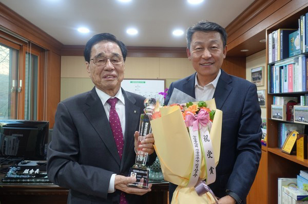 농협중앙회 서울본부 김상수 본부장(왼쪽)이 지난달 28일 서울원예농협 유희관 조합장에게 상호금융 예수금 9,000억원 달성탑을 전달하고 있다.