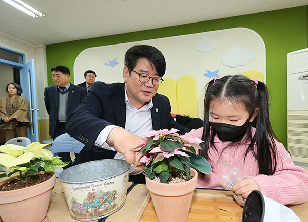 농촌진흥청 권재한 청장과 교육부 김영곤 차관보는 11월 28일 충북 청주에 있는 남일초등학교를 방문해 늘봄학교 프로그램 ‘반려식물로 나의 감정 표현하기’를 참관했다.