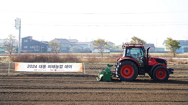지난달 13일 전북 김제시 일대에서 대동이 비전센서와 AI기술 영상 기술을 적용한 온-디바이스 트랙터를 공개하고 농로/농지 경계선, 장애물 등 외부환경 인식 시연을 선보였다