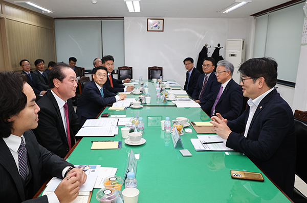 권재한 농촌진흥청장은 지난달 26일 서울 한국작물보호협회에서 동방아그로 염병진 대표이사를 비롯한 국내 주요 농약업계 대표들과 만나 농약 산업 발전 등 협력 방안을 논의했다.