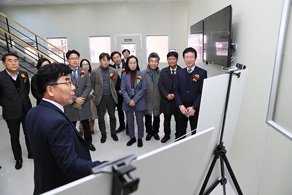 지난 4일 충북 음성군 소이면에서 열린 농촌진흥청 국립원예특작과학원 특용작물 스마트팜 생산 표준화 연구동 준공식에서 김대현 인삼특작부장을 비롯한 참석자들이 기념 테이프를 자르고 있다.