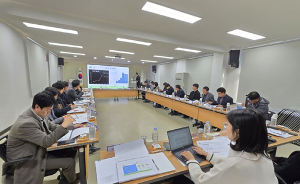 지난 5일 경북 상주시 중앙과수묘목관리센터 회의실에서‘2024년 사과 의무자조금 주산지협의회’를 개최했다.