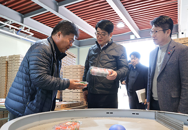 권재한 농촌진흥청장은 지난 12일 경남 진주시 한국배영농조합법인에서 배 작황 및 저장 상태를 점검하고 있다.