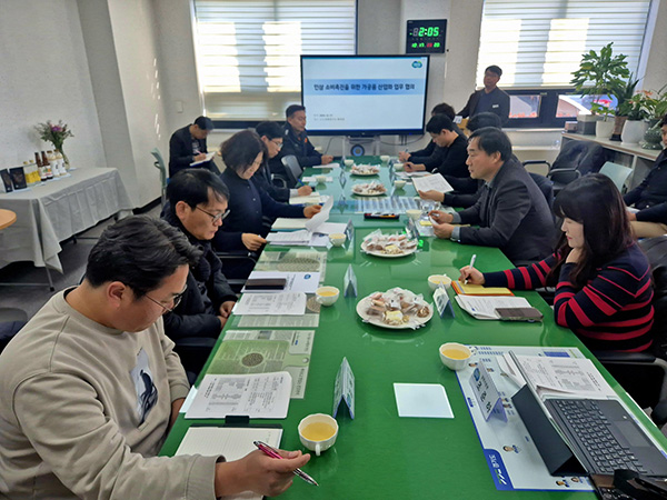 경기도의회 농정해양위원회 윤종영 위원은 지난 17일 경기도농업기술원 소득자원연구소에서 인삼 소비촉진을 위한 가공품 산업화 업무 협의 정담회를 개최했다.