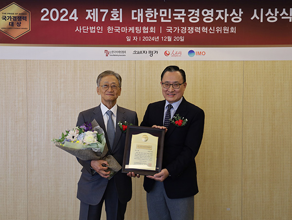 이병만 동오그룹 회장이 농산업 혁신을 통해 미래농업을 선도한 공로를 인정받아 ‘2024 제7회 대한민국경영자상’을 수상했다.(왼쪽부터 이병만 동오그룹 회장, 이해선 한국마케팅협회 회장)