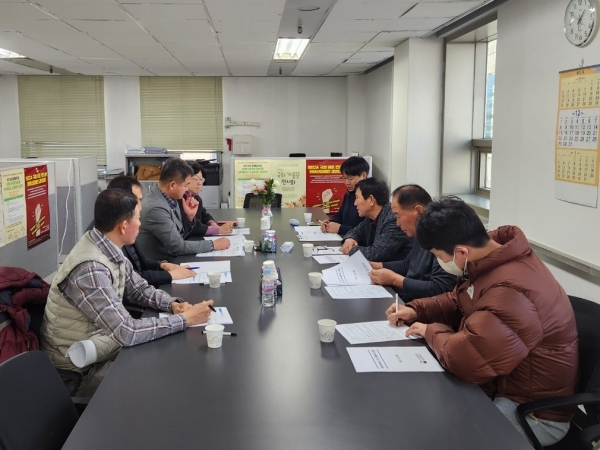 지난 12월 23일 한국화훼자조금협의회 사무실에서 '화훼산업 발전 및 화훼문화 진흥에 관한 법률'( 화훼산업법) 재사용화환 표시 및 조사, 관련 발전 방안 등을 주제로 관계 기관•단체의 간담회가 열렸다.