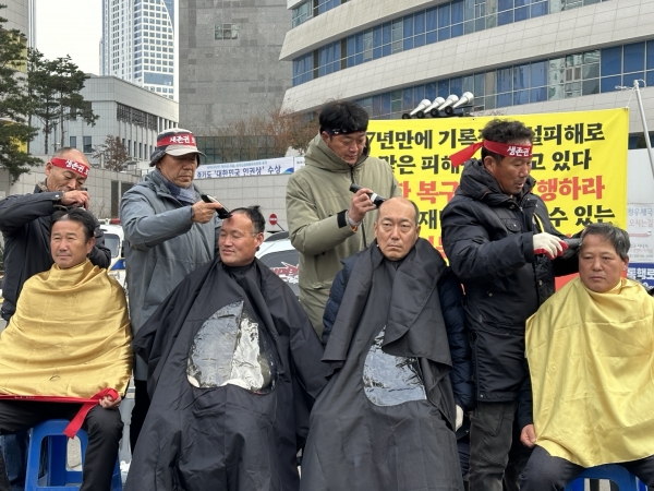 박승동 위원장을 포함한 4명의 농민 측 대표들이 삭발식을 진행하며 피해 농민들의 절박함을 호소했다.