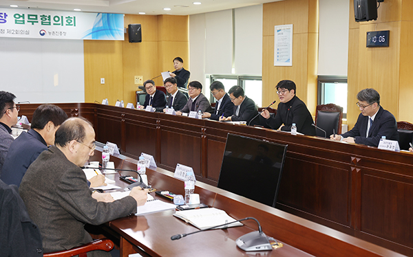 권재한 농촌진흥청장은 구랍 26일 오전 본청에서 전국 도 농업기술원장 업무협의회를 주재하고, 올해 중앙-지방 농촌진흥기관이 추진한 주요 업무 성과를 공유하는 한편 내년도 중점 추진계획을 논의했다.