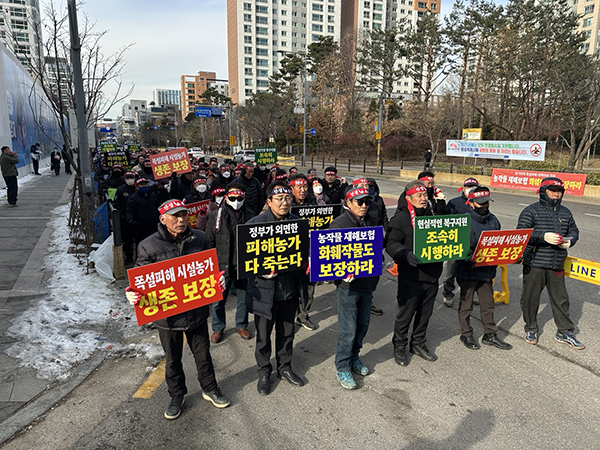경기지역 폭설 피해 농민들이 지난해 12월 27일 경기도청 앞에서 실질적인 대책을 요구하고 있는 모습.