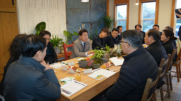 오영훈 도지사는 ‘이레숲’을 방문해 관계자들과 관광산업 연계방안을 논의했다.