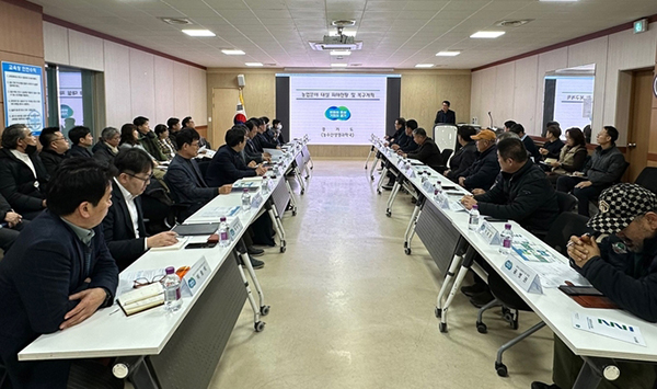 지난 9일 안성시 농업기술센터 생활과학관에서 열린 ‘농·축산 분야 현장 간담회’에서 대설 피해로 인한 농·축산 분야의 고충을 듣고 실질적인 지원 방안을 논의했다.