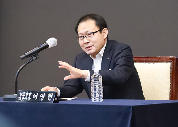 여영현 농협상호금융 대표이사가 상호금융 발전방향과 관련하여 토론을 진행하고 있다.